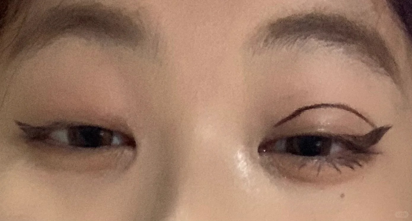 谁看得出我的双眼皮是画的
哈哈哈哈哈哈哈哈
睁开眼睛觉得好逼真啊啊啊啊没想到可以
