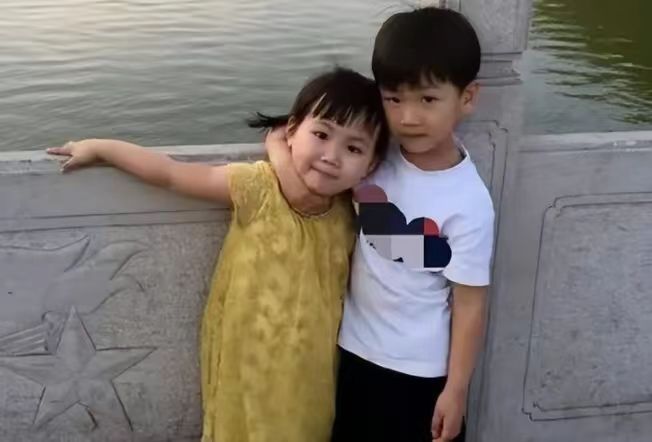 王宝强马蓉的儿子长大了！这长相一眼就能看出是谁亲儿子！太像了