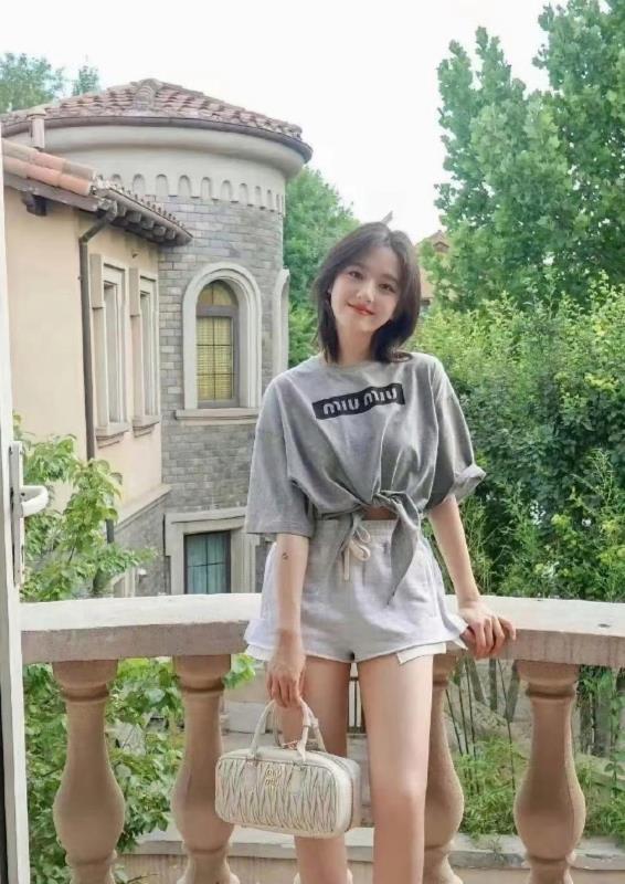 李兰迪的新发型引发了大家的讨论，简直让人耳目一新。时尚气息扑面而来，瞬间提升了她