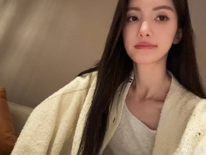金晨晒美照，最后一张的二劲，仿佛是黑子晒出来的。