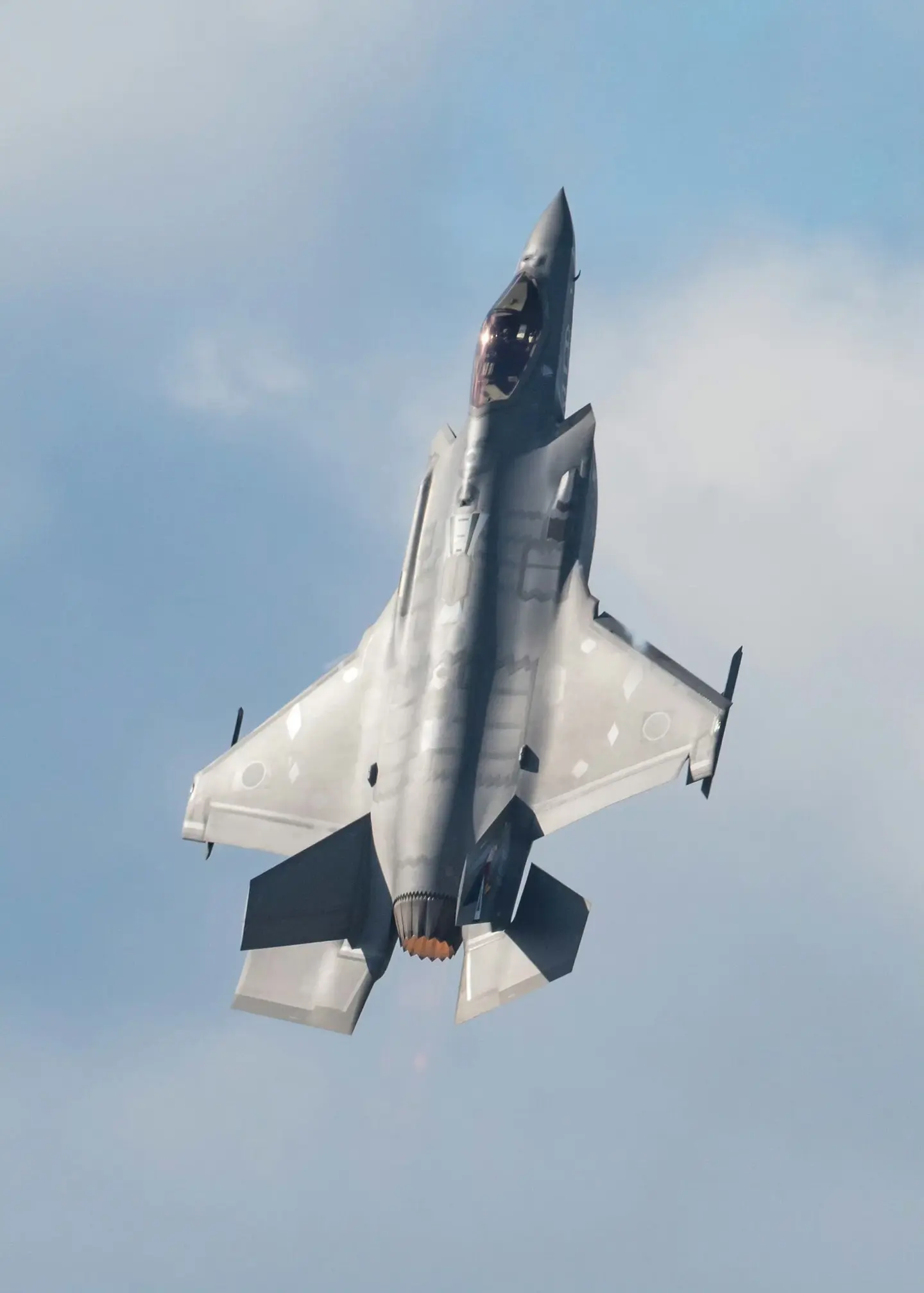 F-35 在三泽基地外进行了首次机动飞行