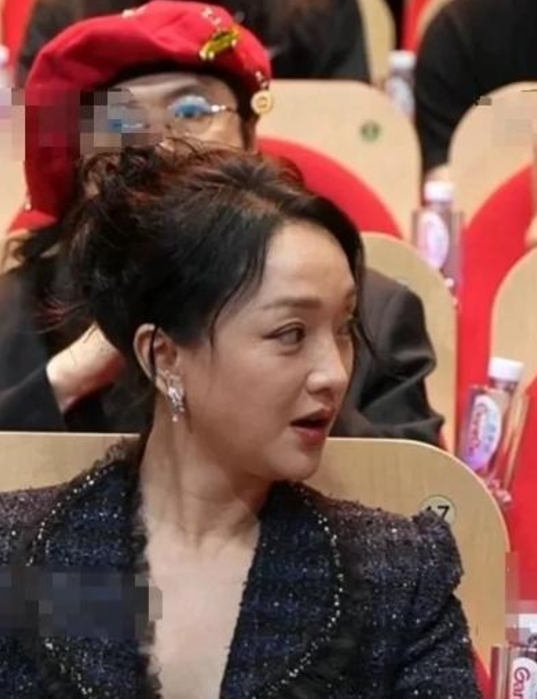 最近不少人都在议论周迅的脸，到底是怎么回事呢？仔细瞧瞧，会发现她的皮肤明显松弛了