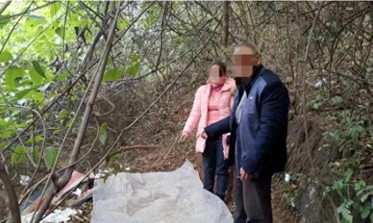 大妈山坡卖淫：随来随时接待，30元一次不讲价！结果全被抓了！

第一章：案发背景