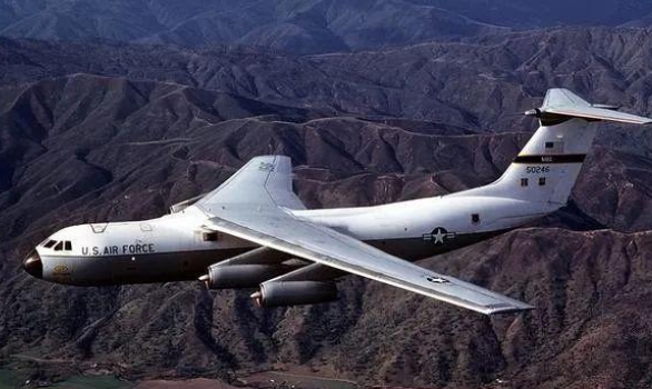 C141运输机长度51.29米，翼展48.74 米，高度11.96 米，空重67