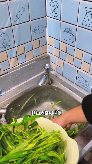 家人们，我太纠结了！我现在每月挣五六千，省吃俭用能存 5000，一年大概存 6 