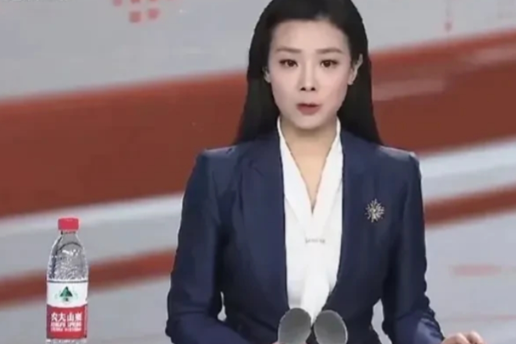 农夫山泉出击了！

这是浙江卫视经济生活频道，在播放有关娃哈哈的新闻时，主持人桌