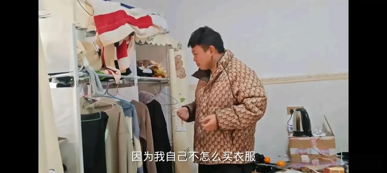 不得不说，打工娃也是个人才，和秋儿分手一段时间之后，竟然穿着秋儿给他买的衣服去和