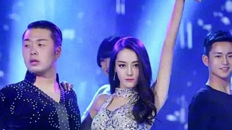 迪丽热巴机场即兴热舞宠粉！网友：这才是真正的“人间甜豆”