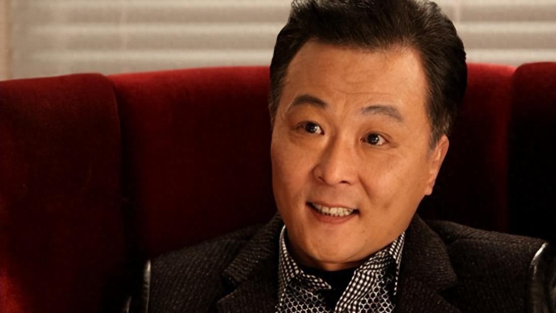 他一走就是20年，留下妻子独守16年空房，现如今把宠物狗当孩子养