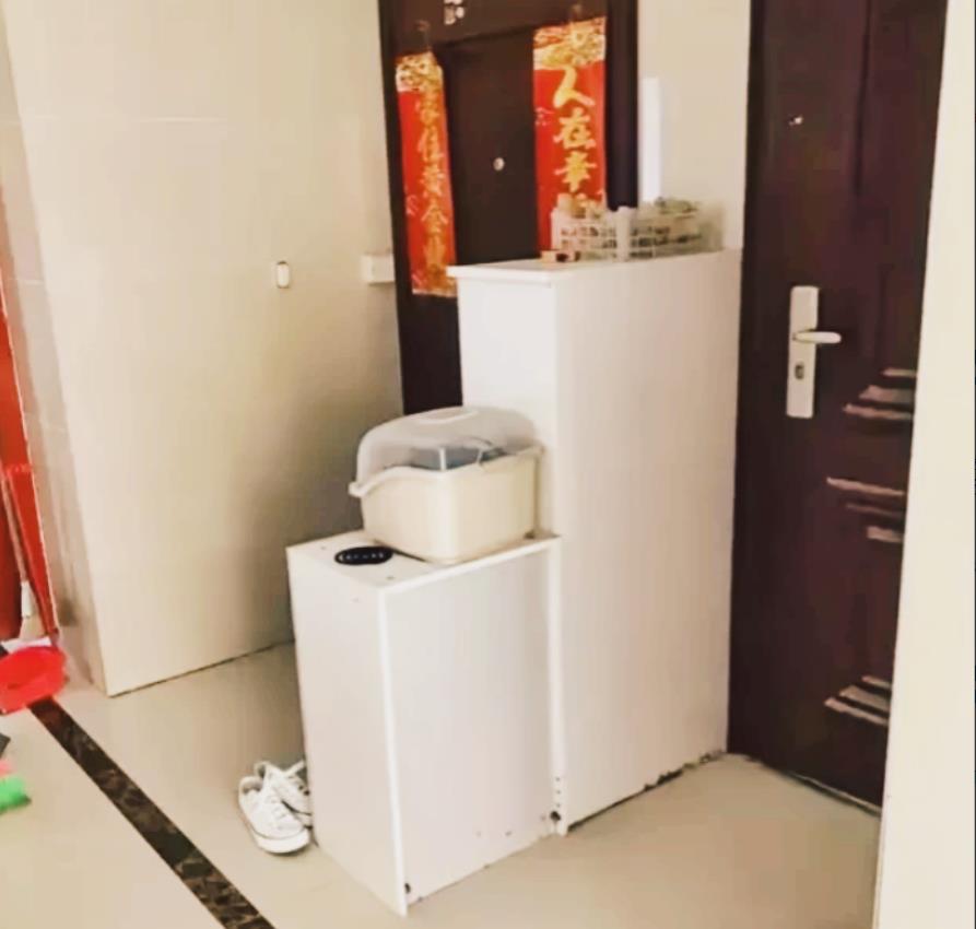 “真闹心！”一女子看着家门口的空间变小，内心气愤不已，自从新邻居搬来后，就擅自放