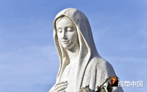 保研名额下来时，圣母舍友要我放弃。陌生男生想认识我，圣母舍友命我跟他独处，“他很厉害的，你试试？”