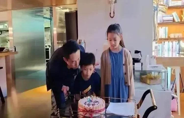汪小菲这波操作真是让人哭笑不得！

最近网友翻出他在自传里写的情节，居然是在大S