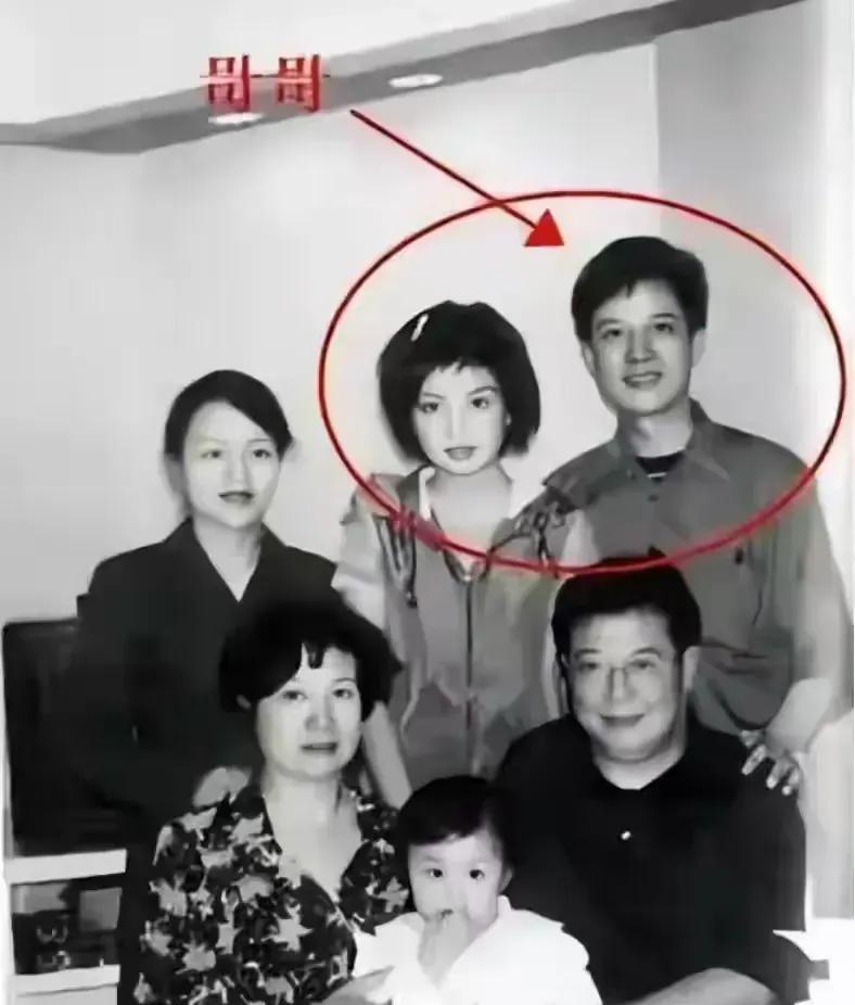 赵薇一家人！哥哥最帅，小侄女的眼睛最像她！
