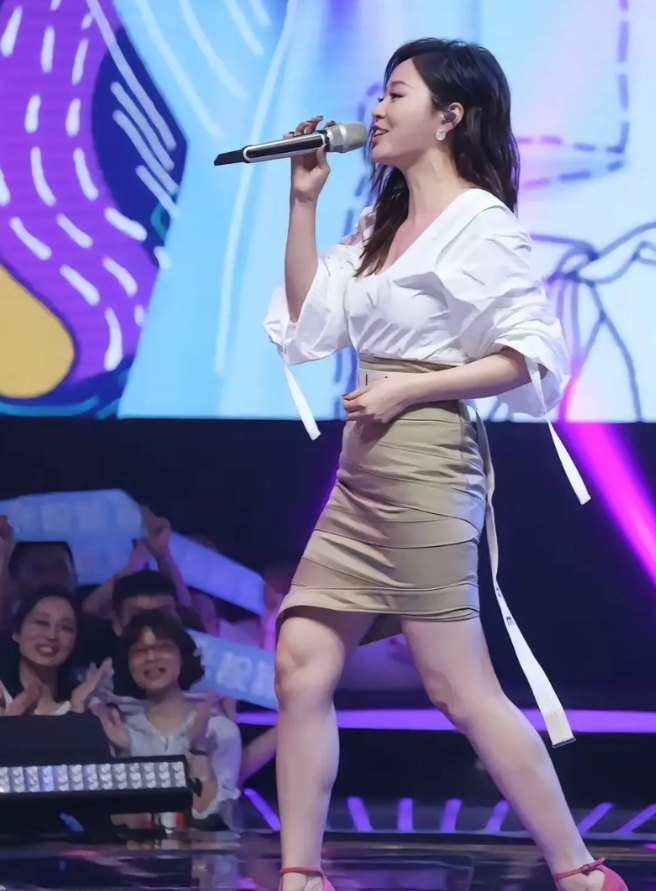 这才是女明星的真实身材，张靓颖这腿看起来是有点粗壮了些，但不影响她的魅力值！