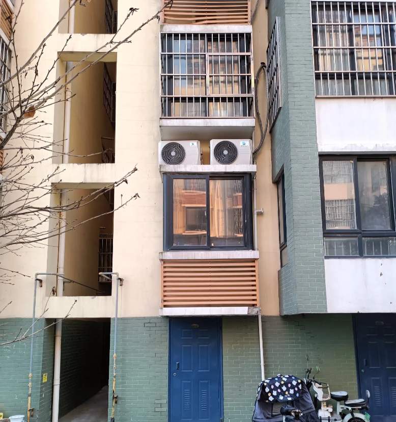 今天和楼下邻居吵了一架。

楼下邻居上来和我说，你家空调装我家窗户上面了，现在我
