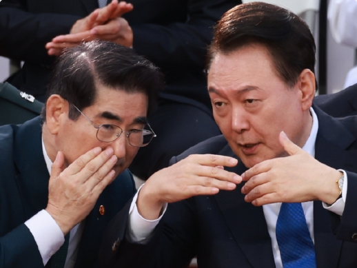 韩国抗议民众给尹锡悦起了一堆外号，而且都带有中文翻译。这是为了给中国网友看吗？还