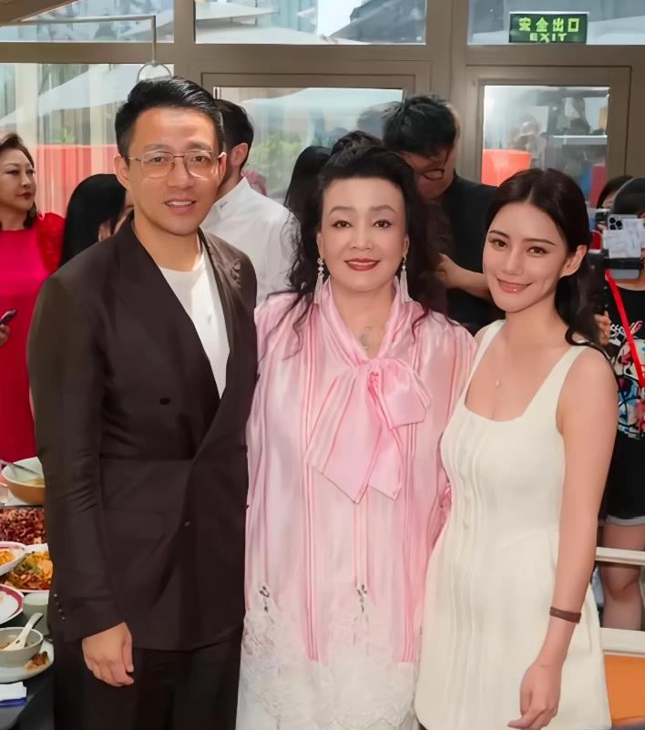 张兰的号被封了，汪小菲的号也被封

只有马筱梅的账号没被封

为什么呢？因为她既