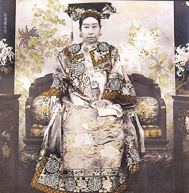 1881年，大清朝实际的掌权者、后宫之首的慈安太后骤然离世。