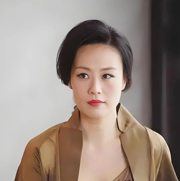 电视剧《六姊妹》中何母的行为让人越看越觉得不接地气。

一开始，还觉得何家这个当