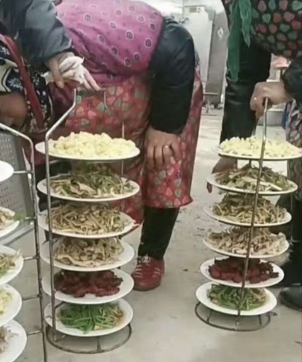 现在乡下做席上菜都这么前卫了吗？