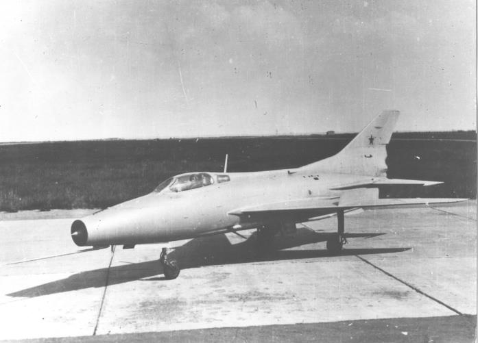 远看像米格-21，近看像米格-21，仔细一看真不是米格-21。有些飞机确实迷惑性