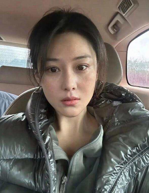 张馨予这素颜，
作为女人，我真是爱了。
可以看得出，
真的只擦了一点点唇膏吧？