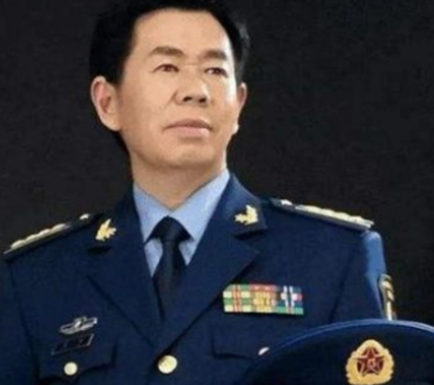 2023年，空军大校戴旭大声疾呼，美国正在通过控制中国教育，培养亲美洋奴，其通过