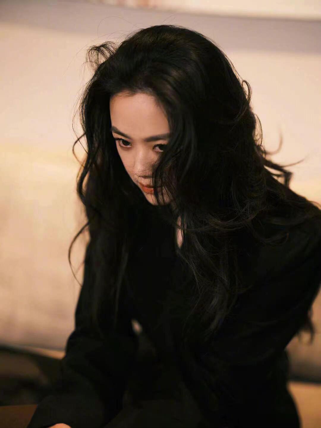 汤唯气场全开