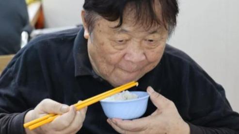 被扔养老院暴瘦54斤，靠救济金生存的秦煌，终为自己的荒唐买了单