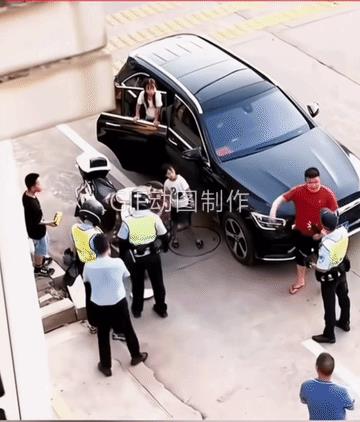 骑手读过孙子兵法，“三十六计”用的好，红衣男子在俩个女儿面前输给了骑手，输了个彻