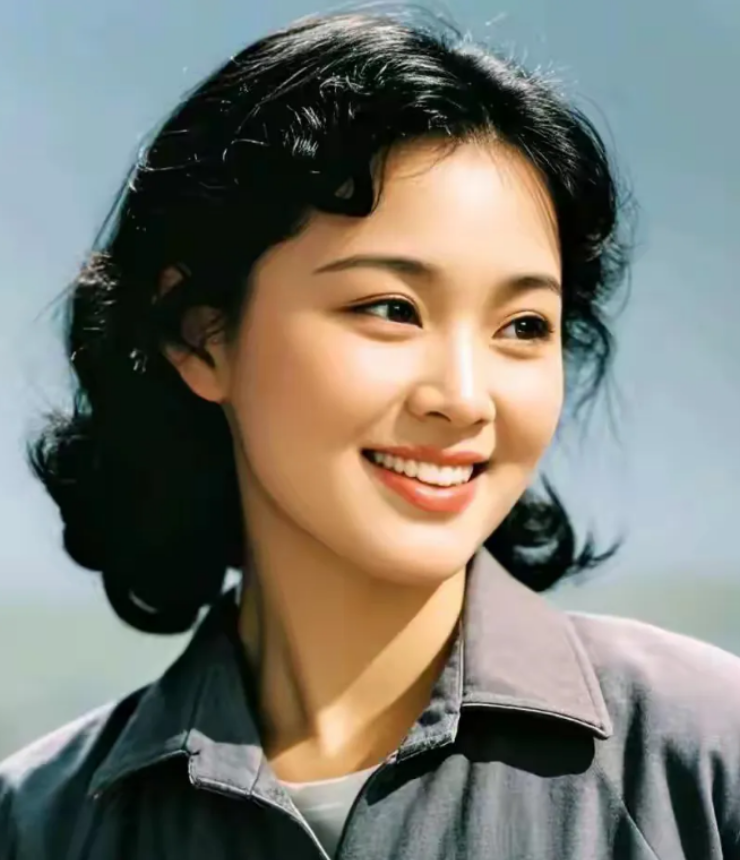 79年啊，咱知青都回城了，然后进了工厂呢。每天穿着那工作服上下班，心里就觉得这工