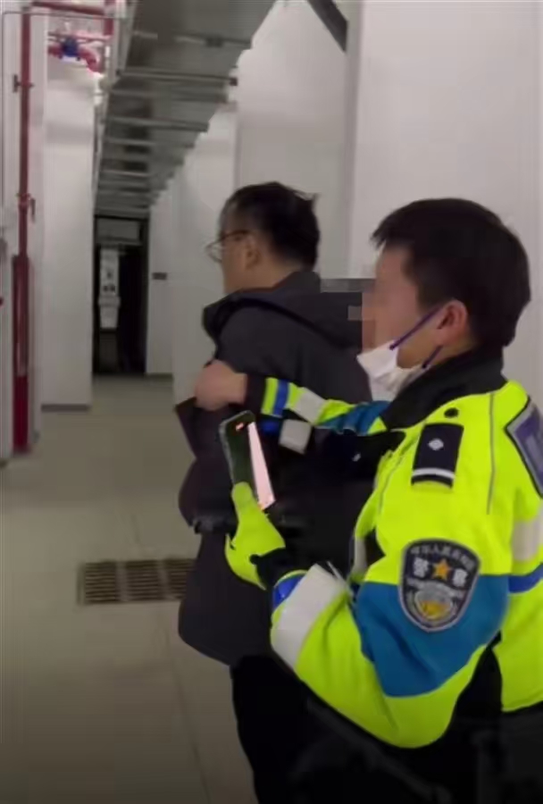 开套牌车还打人的副镇长被行拘
