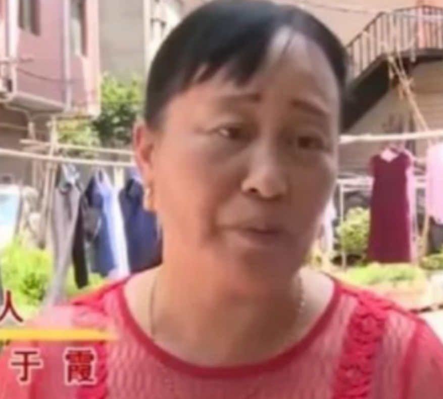湖南，一女子发现丈夫瞒着她给婆婆拿了6个苹果，就大吵大闹，之后摔门而去。一个月后