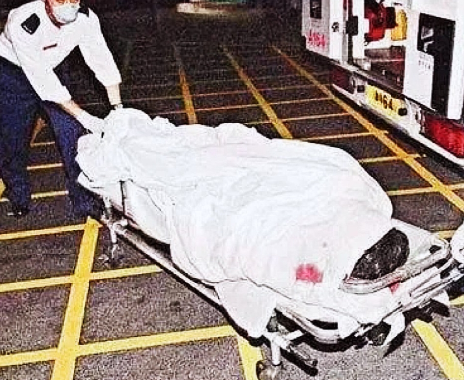 2003年，“哥哥”张国荣跳楼身亡后，被记者偷拍的一张照片。一张白色的床单将他牢