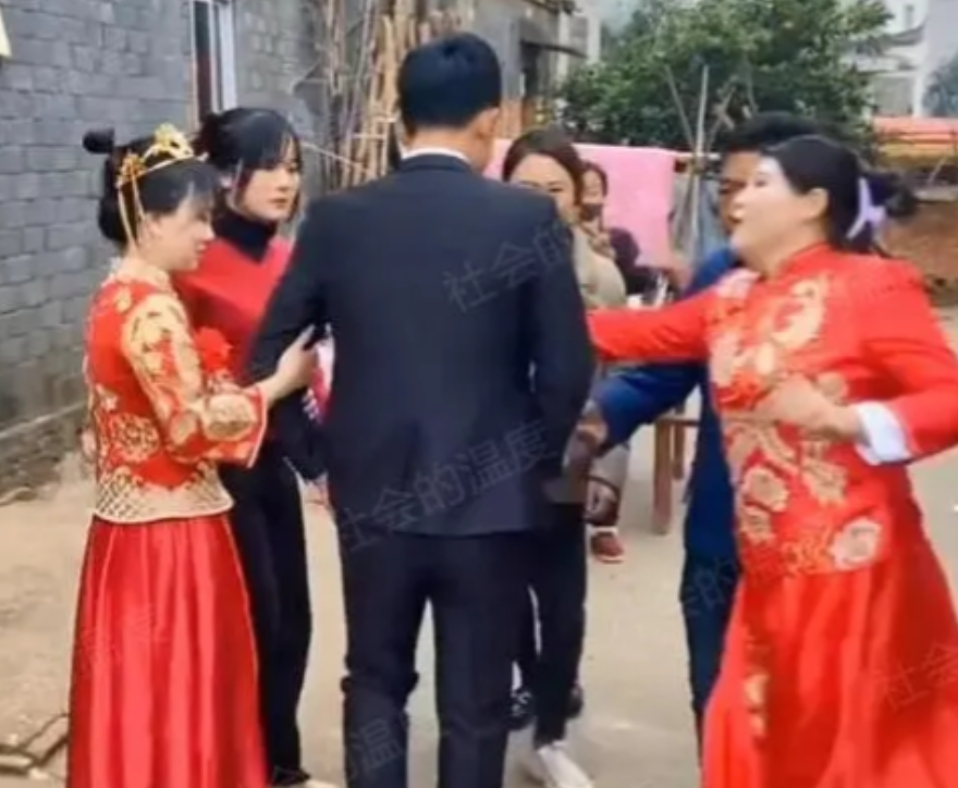 “这儿媳我不要！”2022年婚礼上，新娘敬完茶，嫌弃给的改口费太少，说要8万的改