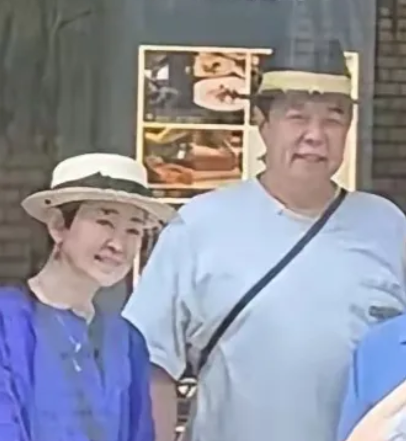 老了，老了，终于靠谱了。
皇帝专业户张铁林，年轻的时候到处招蜂惹蝶，没少出风流韵