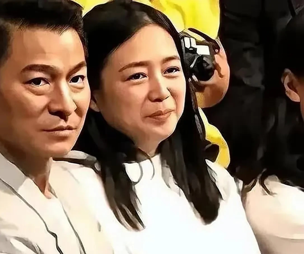 朱丽倩比刘德华老多了
曾经是多么的漂亮清纯
真的是岁月不饶人呢！
朱丽倩出生于马