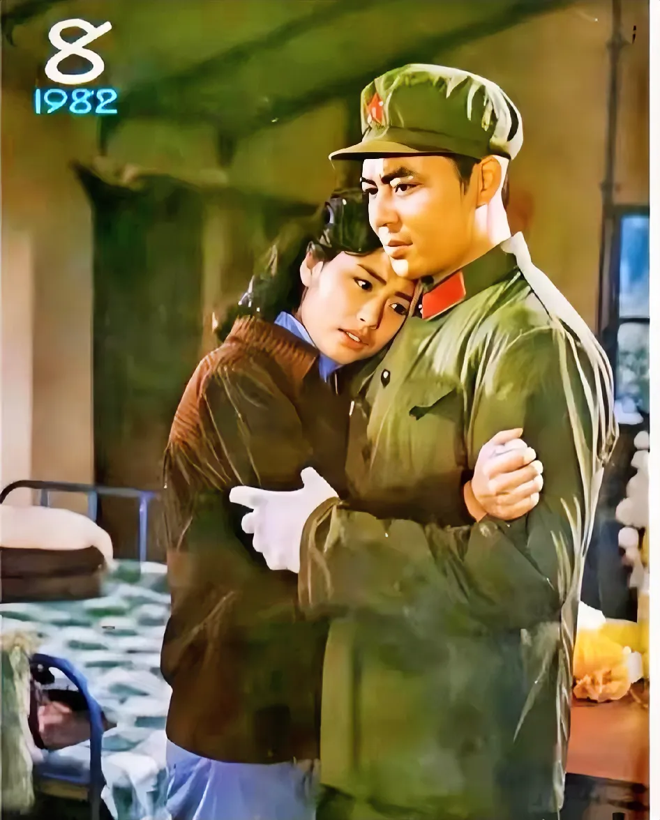 这是1982年影视杂志封面上的一张老照片。穿军装的男人是演员颜世魁，女人也是一名