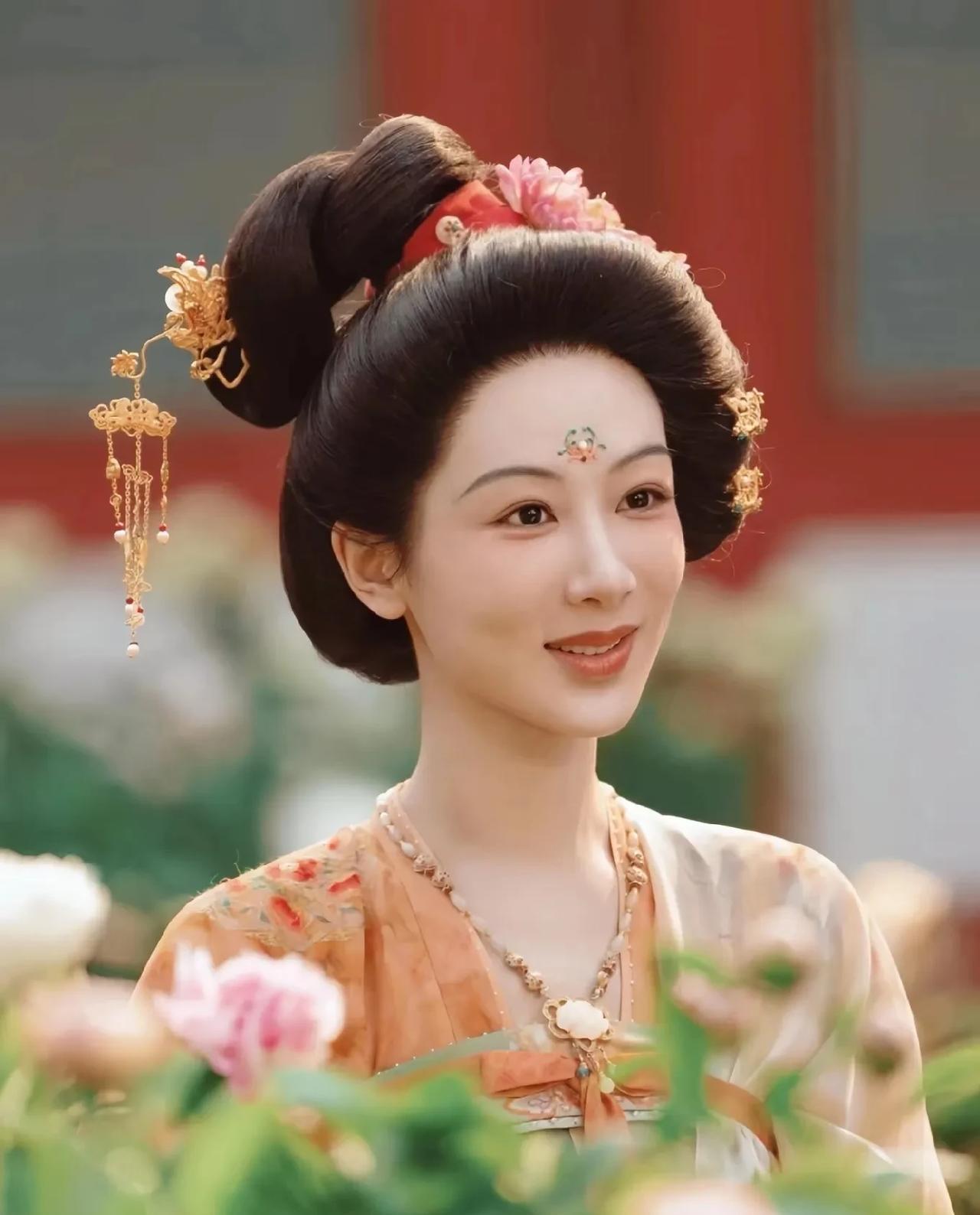 杨紫这么出众，还单着？仔细一琢磨，背后有三个实在原因。
感情线上，前任贺鹏是富