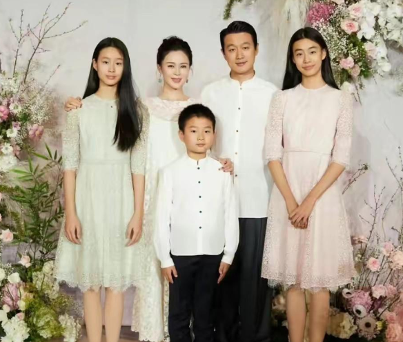 佟大为全家福曝光，三个孩子像爸爸，两个女儿好高，都超一米七了