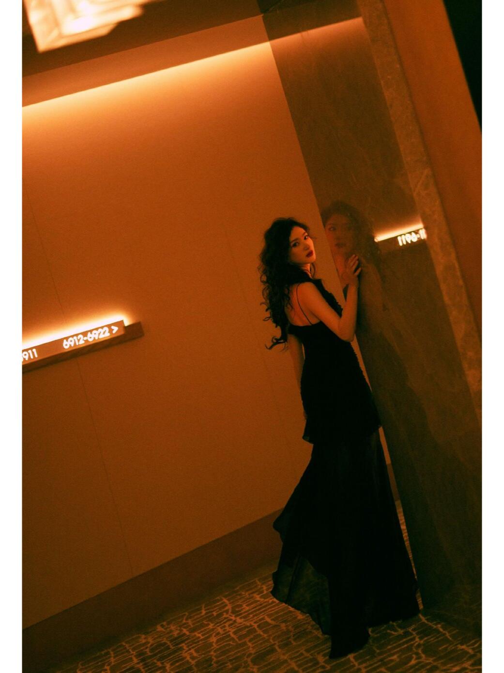 江疏影变身港风女神