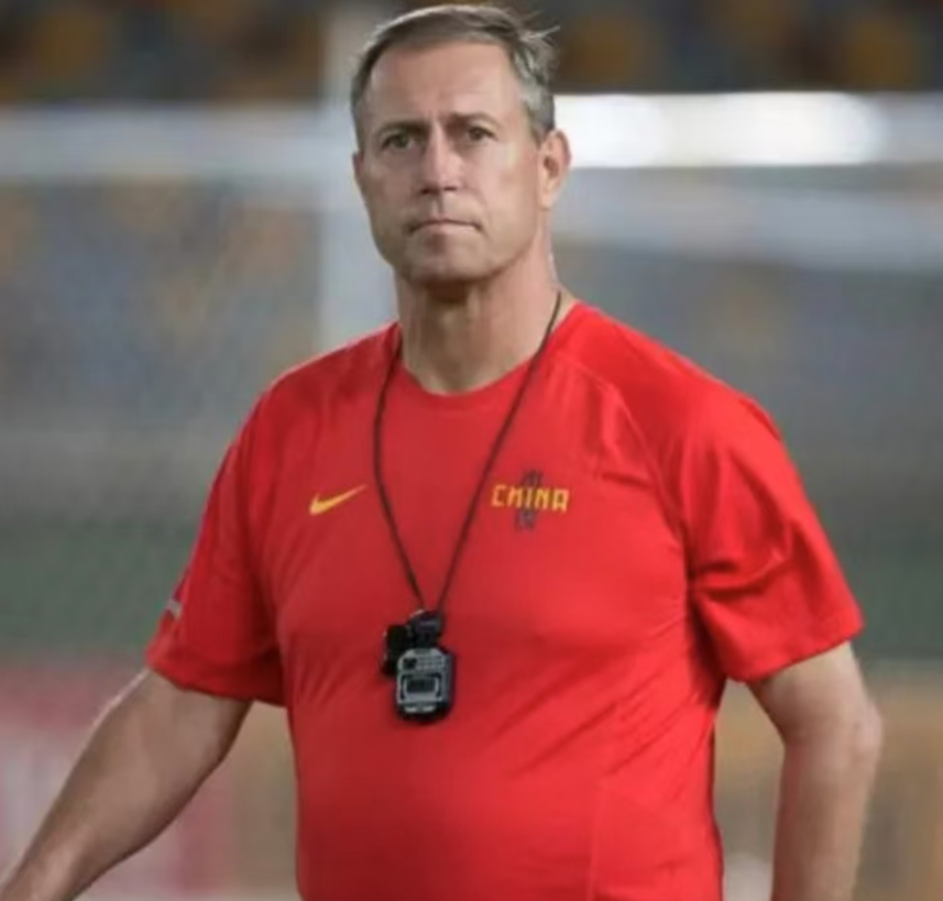 国足主教练走马灯轮换！10年内已经更换了9任主教练，李铁不是战绩最差主教练，谁的