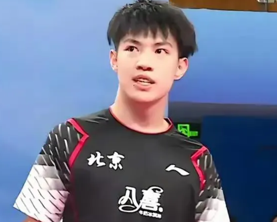 全国乒乓球锦标赛在内蒙古的鄂尔多斯打得如火如荼，昨天决出了乒乓球男、女单打冠军，