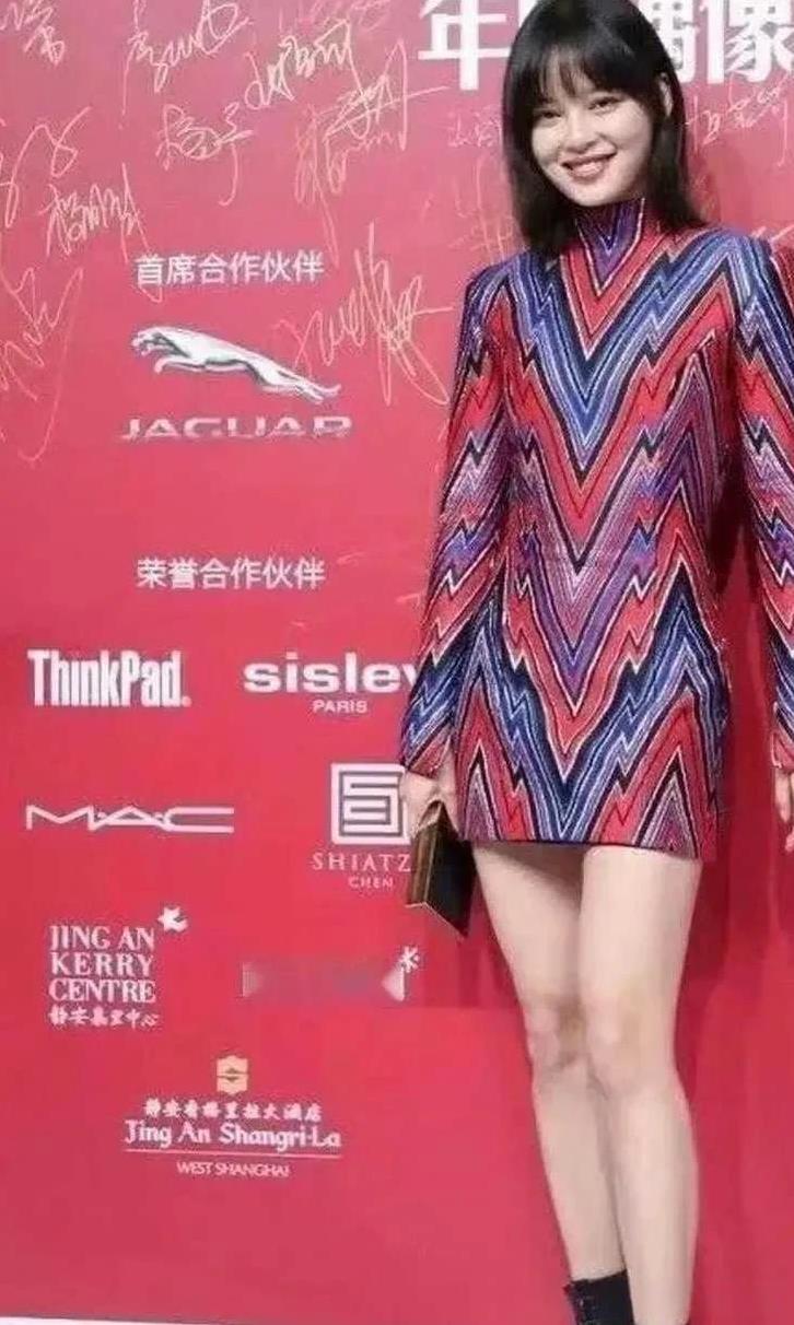 杨紫和辛芷蕾撞衫，谁更适合一些呢？这衣服完全不挑身材，也不显身材。
