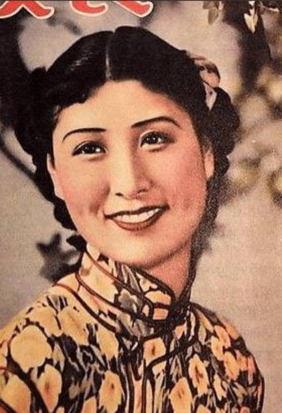 1939年，大汉奸丁默邨去赴宴的途中，情妇撒娇要买皮大衣，刚进店就看到2个陌生男