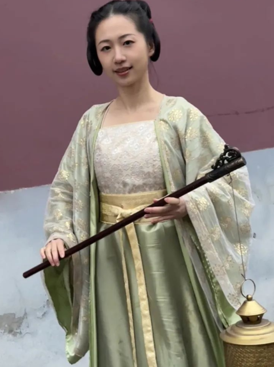横店13万群演现状：美女泛滥，懒汉遍地，降薪后他们该何去何从？

11月13日，