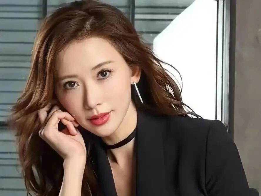 林志玲的婚姻转变：从知性美人到日系主妇风