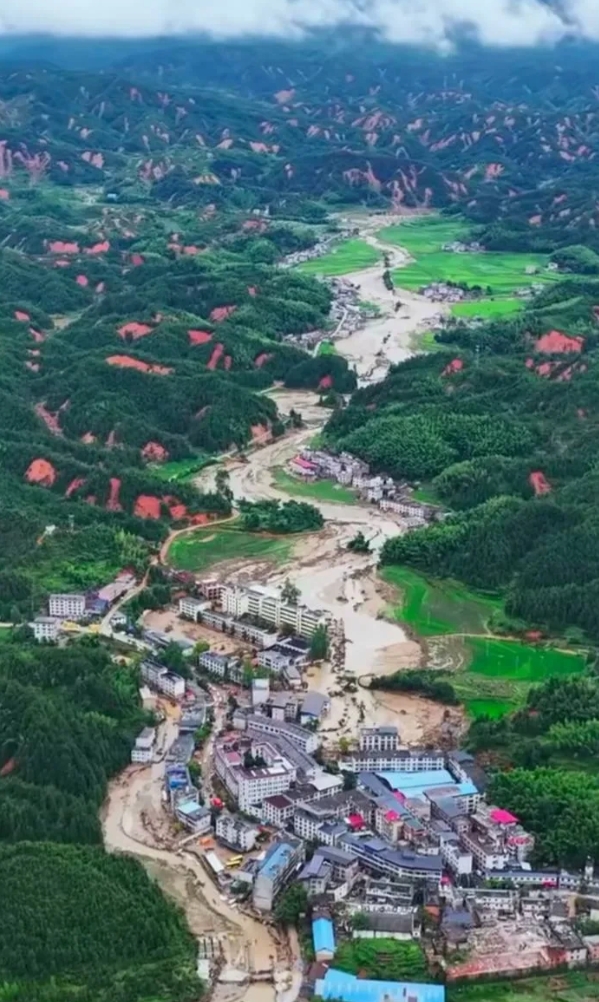 网传郴州彭市，一场暴雨导致这么多处山体滑坡。#湖南郴州暴雨#
今年入讯以来，看到