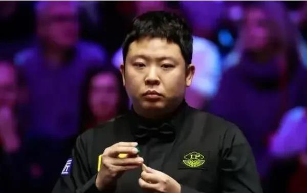 
雅得利大师邀请赛我们的丁主任4:0大胜大嘴墨菲进入八强。
今天晚上的丁主任是这