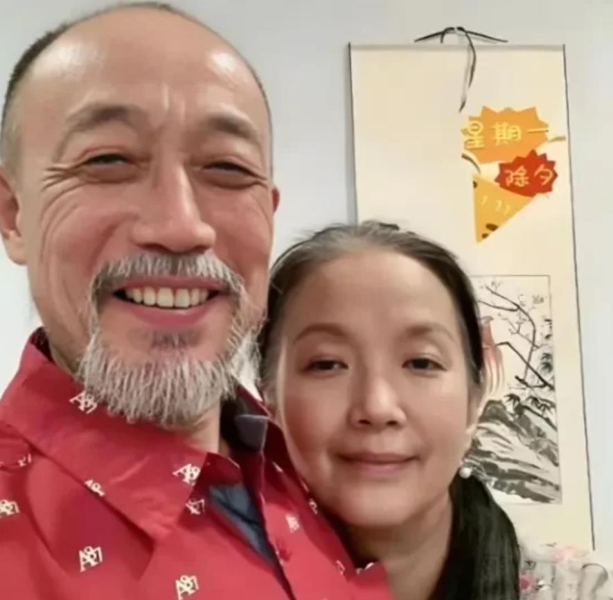 这俩口子在美国生活得有滋有味！
凭借着《激情燃烧的岁》，在国内火了一把，钱捞足了